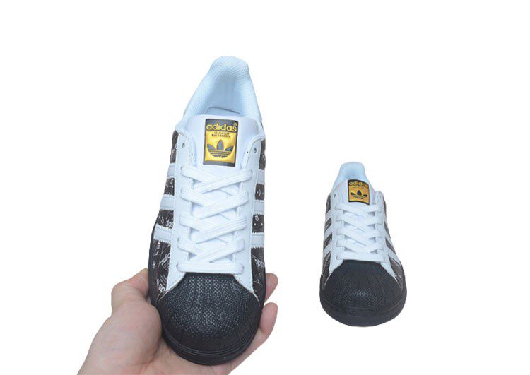 נעלי אדידס-ADIDAS Stan Smith - Black-Logo Print & Gold Logo – תמונה 6