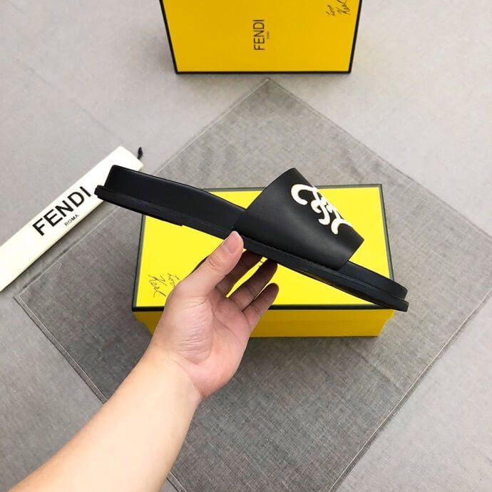 פנדי - FENDI SLIPPERS - Black & White – תמונה 6