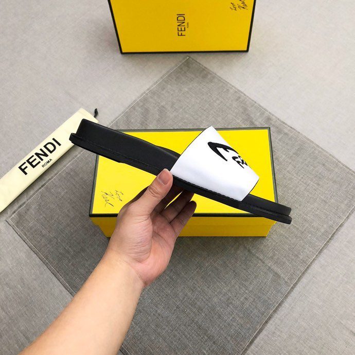 פנדי - FENDI SLIPPERS - White & Black – תמונה 8